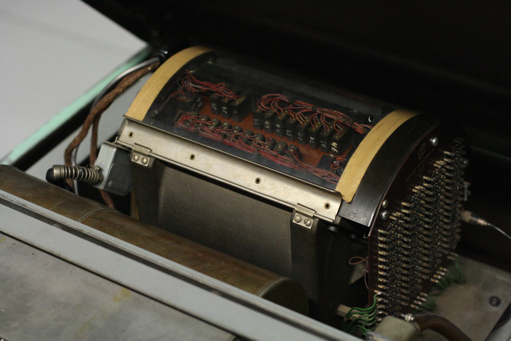 The magnetic drum memory of an LGP-30 at the University of Stuttgart Computer Museum. This spinning cylinder stored all 4 096 words of the machine's memory. Photo: Wolfgang Stief, CC BY 2.0.