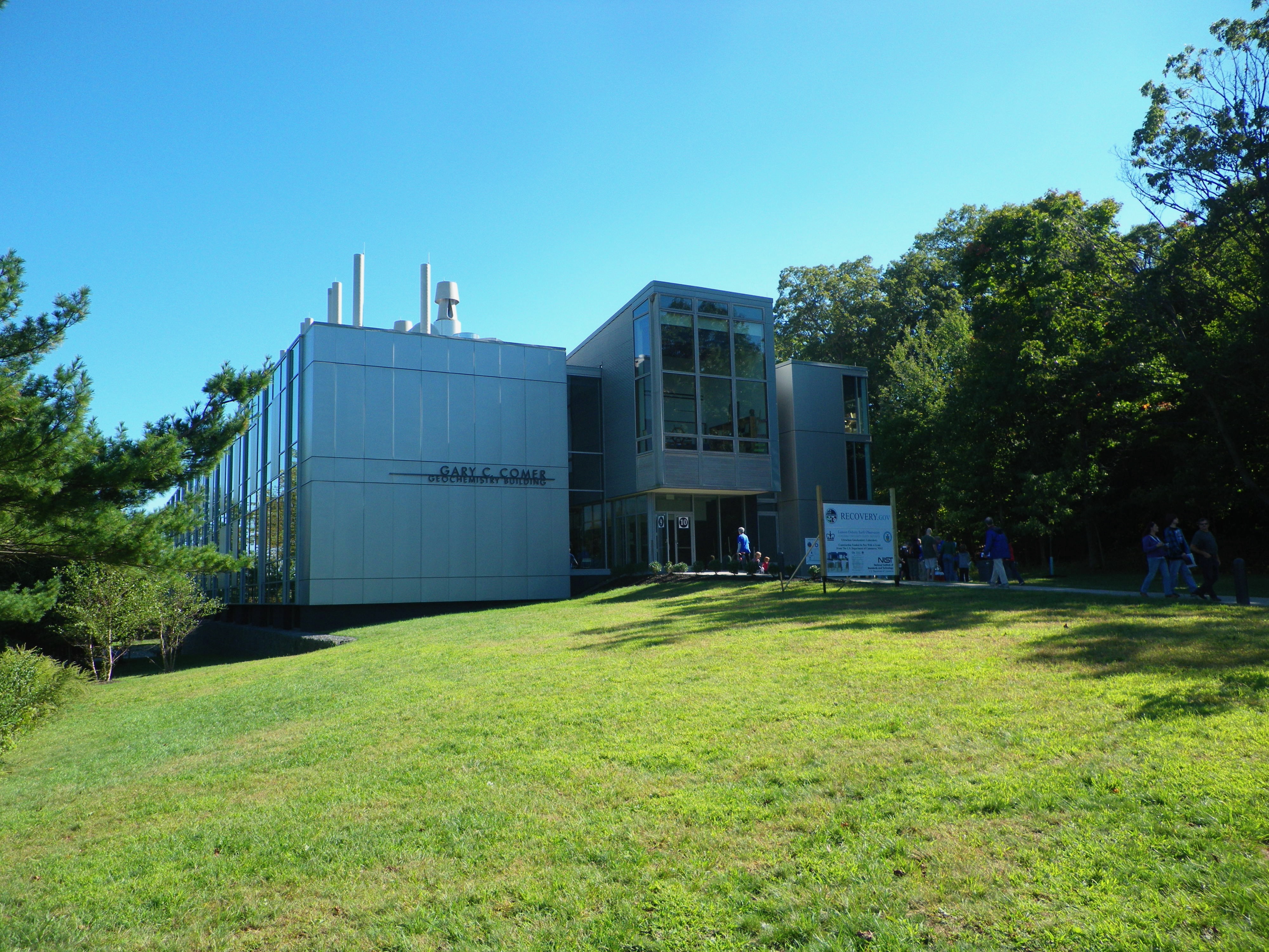 The Comer Geochemistry Building at the Lamont-Doherty Earth Observatory in Palisades, New York. The Observatory was founded in 1949 by Maurice "Doc" Ewing on a 125-acre estate donated by Florence Lamont; it became Lamont-Doherty Geological Observatory in 1969 after a Doherty Foundation gift, and Lamont-Doherty Earth Observatory in 1993. The Cane-Zebiak coupled model was developed in the basement of an earlier building on the same campus. Photo: Dmadeo via Wikimedia Commons (CC BY-SA 4.0).