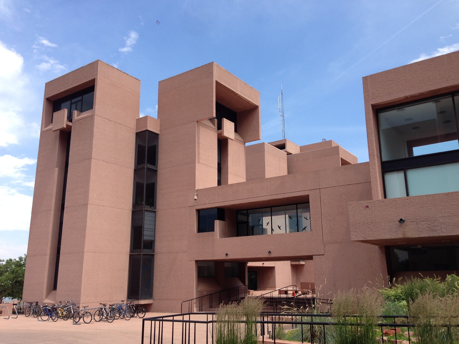 The NCAR Mesa Laboratory, designed by I.M. Pei in 1961-67 as the home of NCAR's research program, sits below the Flatirons sandstone cliffs above Boulder, Colorado. Pei based the design on the Anasazi cliff dwellings of Mesa Verde. The Cray-1 lived in the basement of this building for almost twelve years. Photo: NCAR / UCAR, public domain.