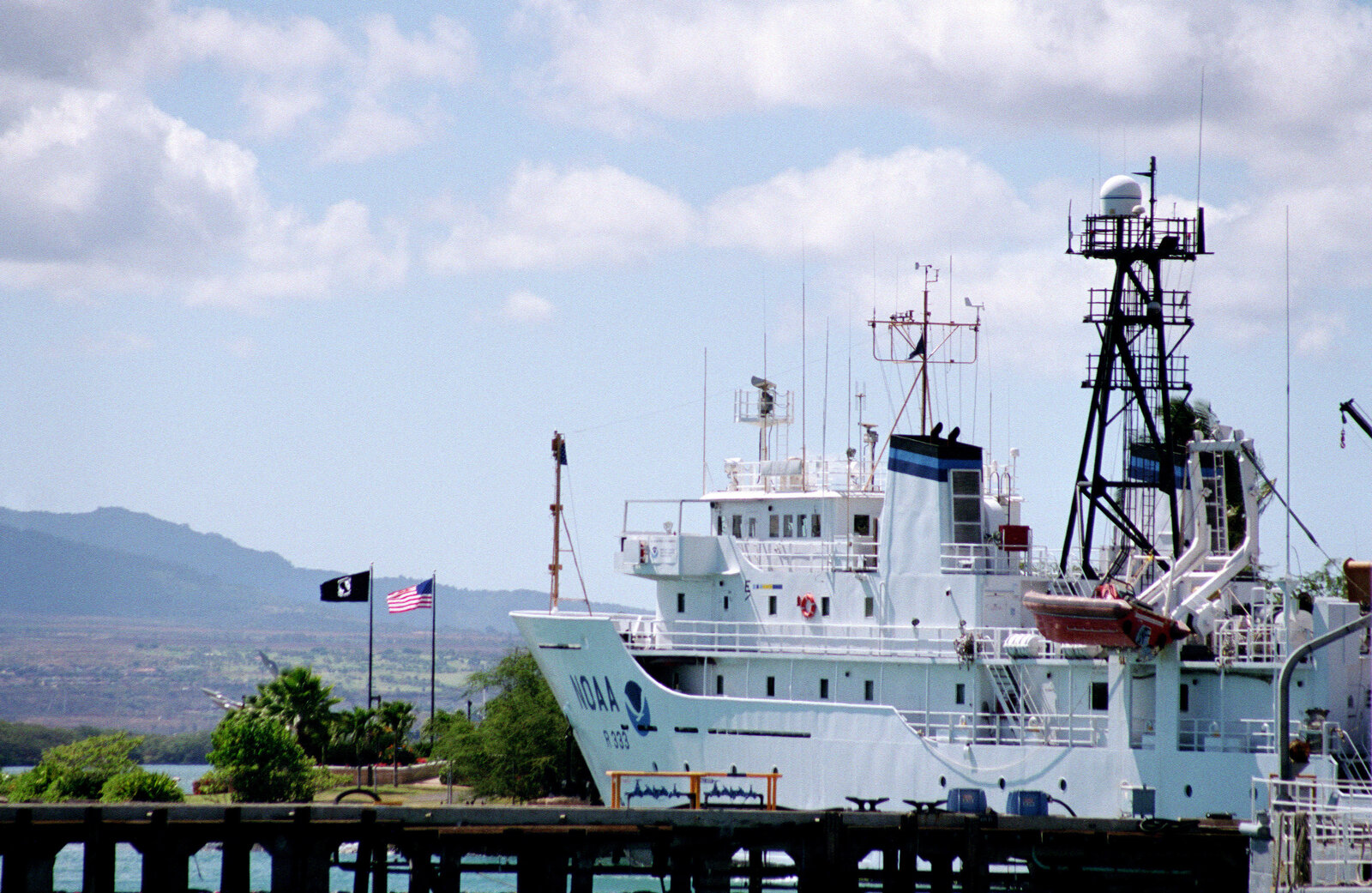 The NOAAS Ka'imimoana at Pearl Harbor in June 2000.