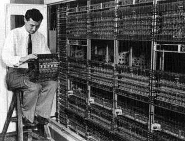 Peter Aplin of the University of Sydney services a component of SILLIAC. Photo: DrTune, CC BY-SA 4.0.